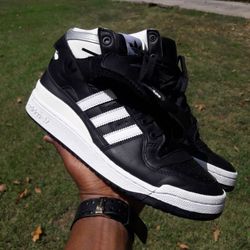 ** BLACK AND WHITE ADIDAS HIGH TOP SNEAKERS ** SIZE 9