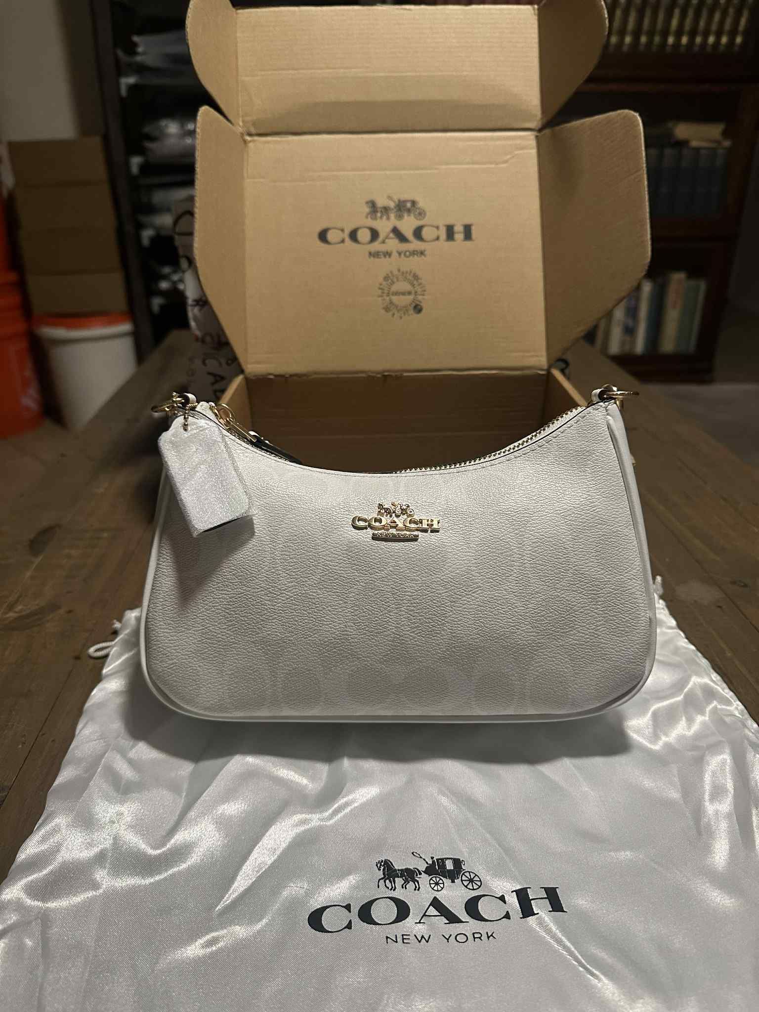 White Coach Purse With Box And Dust bag Comes With Extra Longer Strap