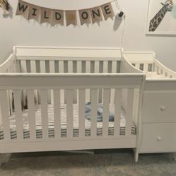 Baby Crib - White - 4-in-1 with changing table