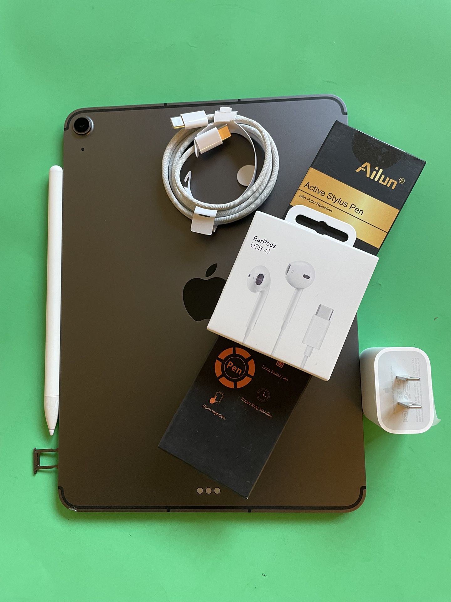 Apple IPad Air 5th Generation (10.9” Liquid Retina / M1 chip/ 2022 Model) 64GB Wifi + Cellular (5G) with Pen, Keyboard & Accessories