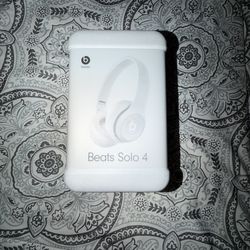 White Beats Solo 4 On-Ear Wireless Bluetooth Headphones