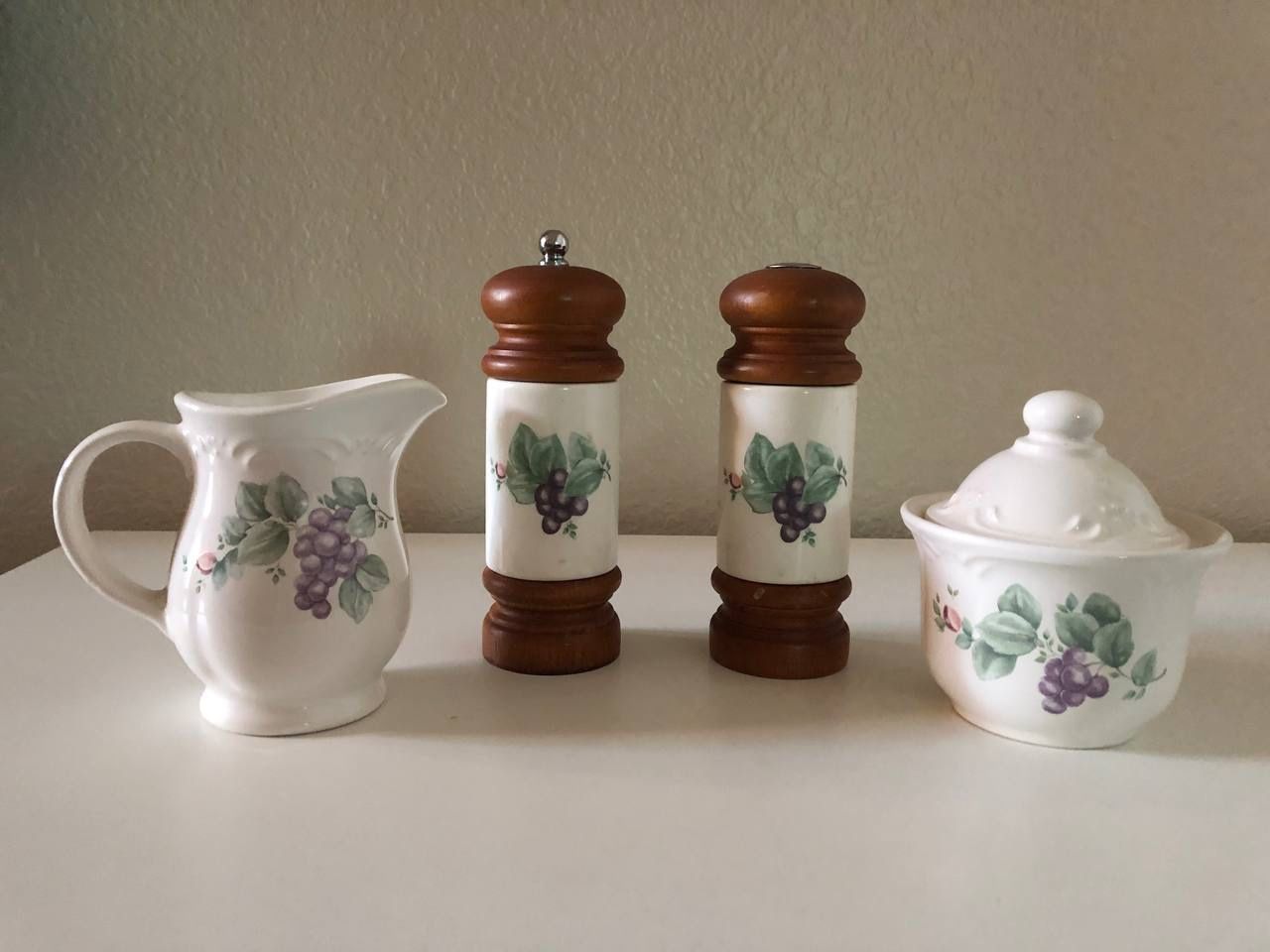 Pfaltzgraff Grapevine Mr Dudley Salt & Pepper Mill, Sugar Bowl & Creamer White Grapes Flowers Set
