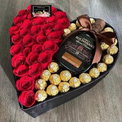 Caja De Corazón Con Rosas Y Chocolates Y Tu Botella Favorita