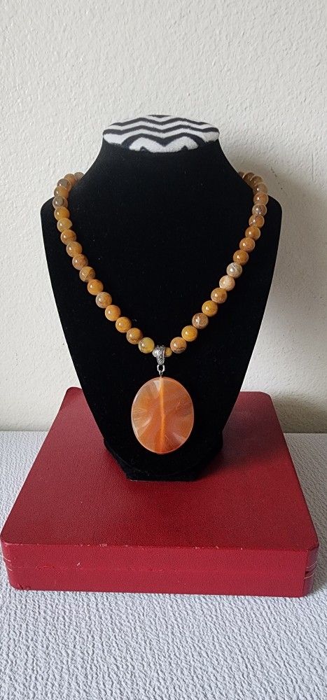 Stone Beads,stone beads necklace, jade with amber medallion