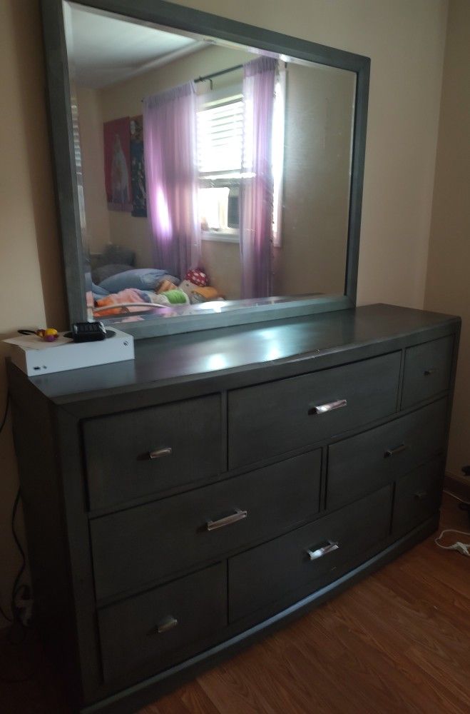 Dresser With Mirror