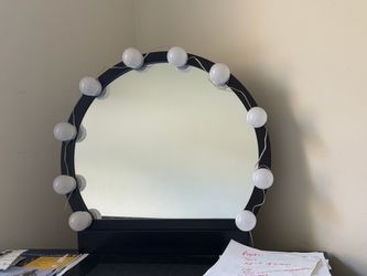 Round lighted vanity mirror