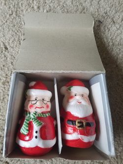 NIB Santa and Mrs Claus candles (2E)