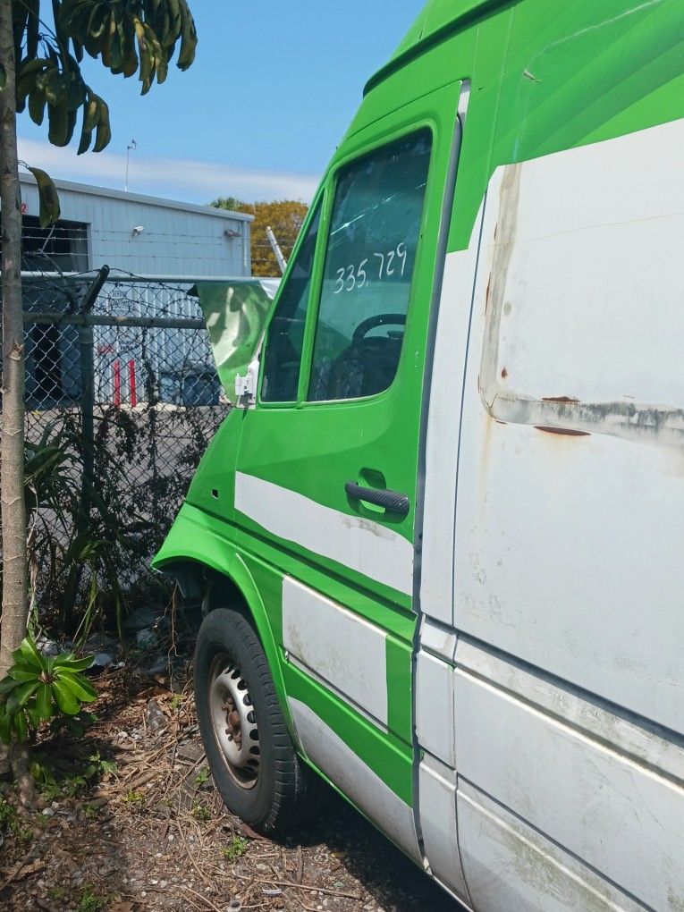 sprinter. dodge Mercedes Benz diesel 05 for part's