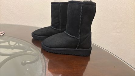 UGG’s black ‘Classic Boot’ (TODDLERS)