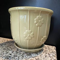 Planter pot with decorative flower design