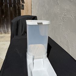 Gravity water dispenser for dog/cat
