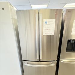 GE 33 In Wide Refrigerator/water Inside And Bottom Ice Maker
