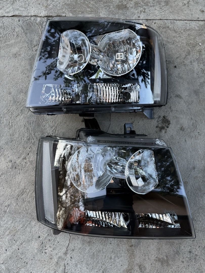 07-14 Chevy Tahoe/ Suburban/ Avalanche Headlights Black Housing, Clear Corners Luces Negras