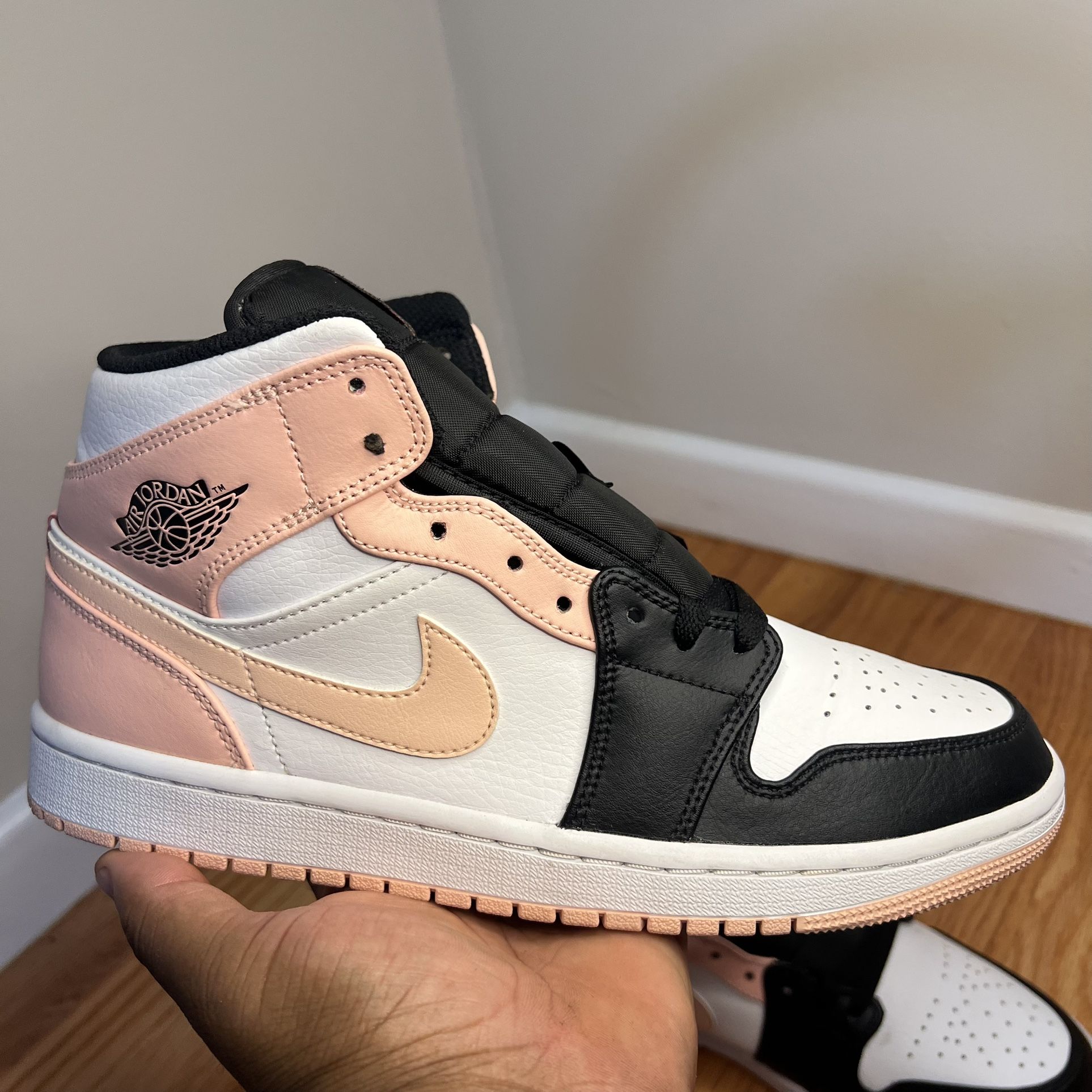 Air Jordan 1 Mid “Crimson Tint” 554724 133 Size 8.5M/ 10W