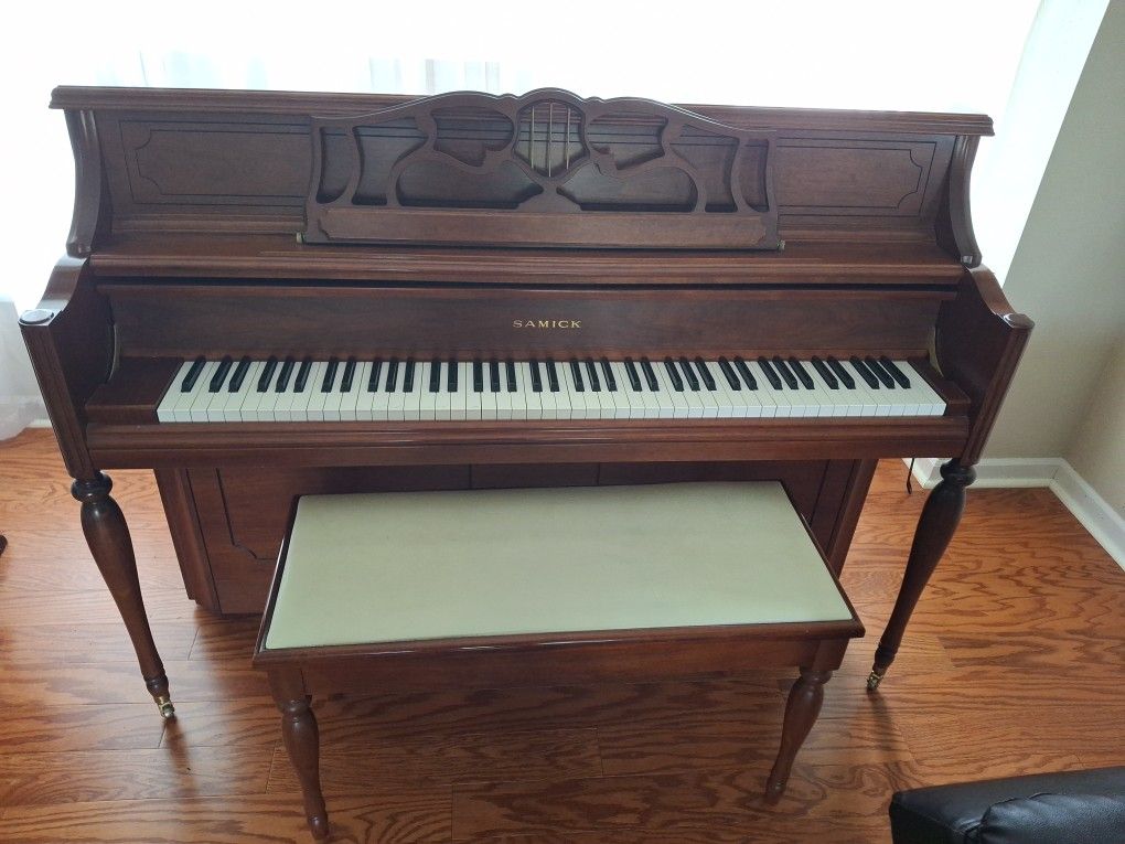 SAMICK UPRIGHT PIANO