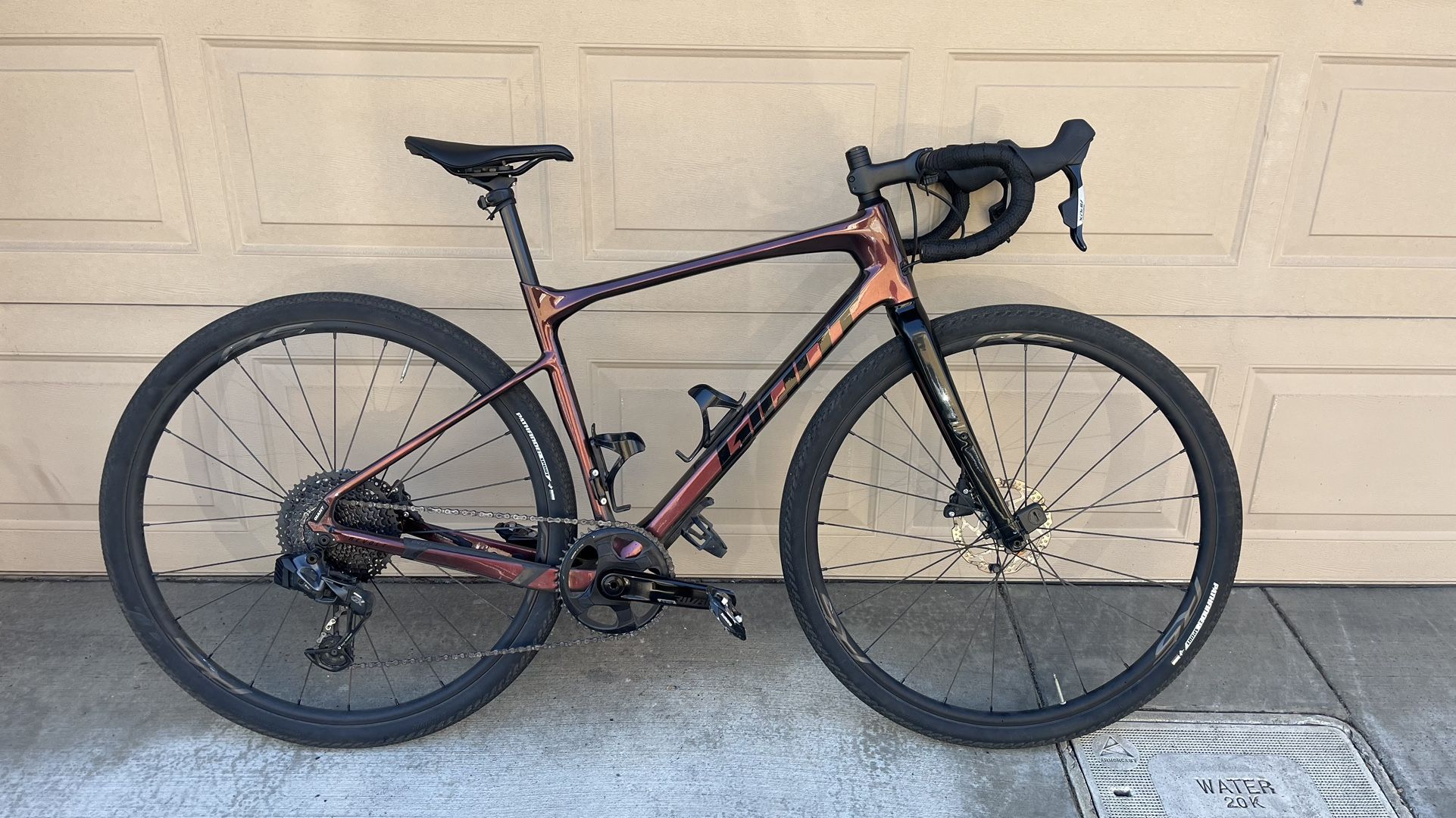 Giant Revolt gravel bike, M size, carbon fiber with e-shifter