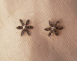 $75 White gold diamond flower stud earrings