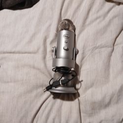 BLUE YETI USB MICROPHONE WIRED