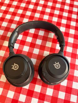 Black SteelSeries Arctis Nova 1 wired gaming headset