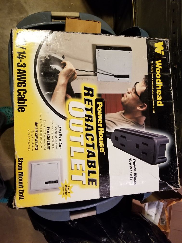 Woodhead Powerhouse Retractable Outlet