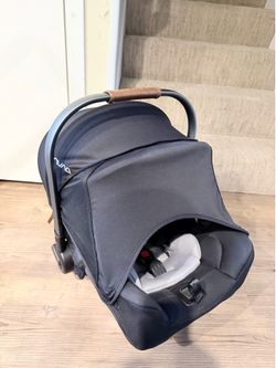 Nuna Pipa car seat with 2 bases