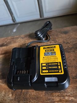 Dewalt charger (DCB112)
