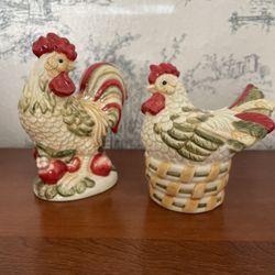 Royal Doulton Rooster Sculpted Salt & Pepper Shakers New In Box
