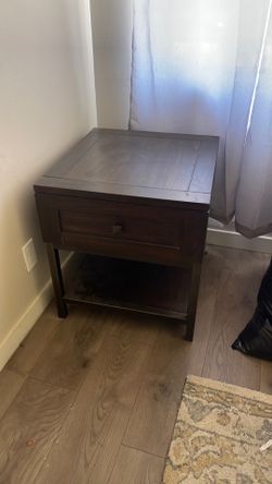 Side wood table. MUST GO