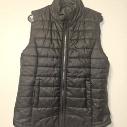 Women's Black Light Weight Vest From RUE 21