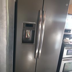G/E Refrigerator Side By Side Everything Works Good 👍
