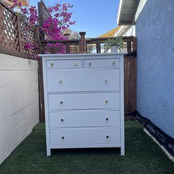 Beautiful White Dresser 🤍 (IT’S AVAILABLE) 