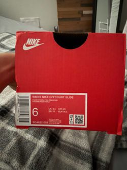 Women Nike sandals size 6 brand new