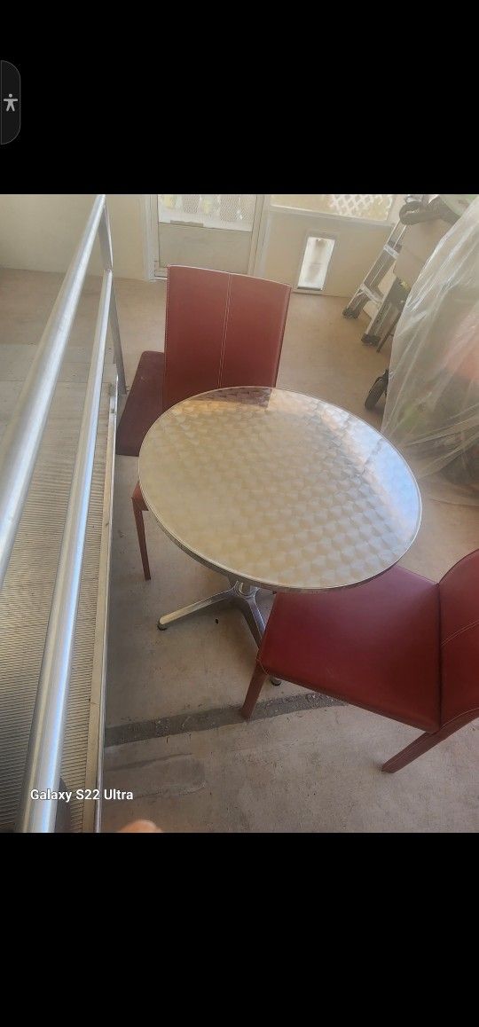 Nice Metal Table WHIT Red Chairs 