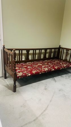 Antique Vintage Walnut Settee/ Daybed Excellent Condition