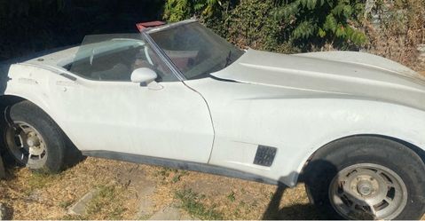 White corvette C-3 convertable