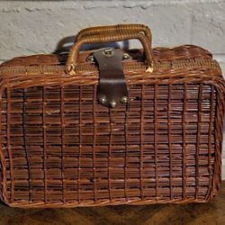 Great Vtg Picnic Basket 