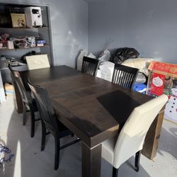 LARGE WOODEN EXTENDABLE DINING TABLE + 6 CHAIRS