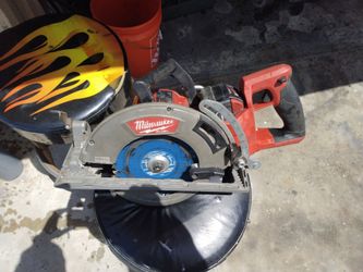 Milwaukee fuel brushless skill saw with battery