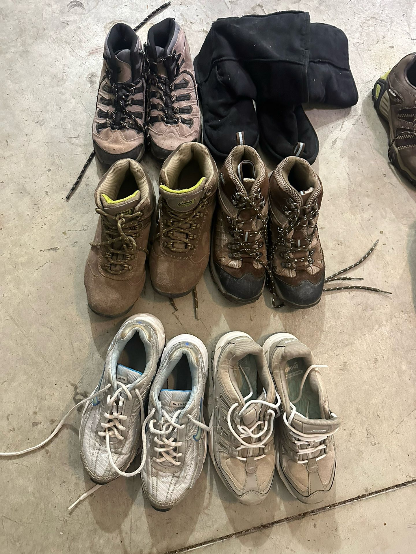 Hiking Boots , Jogging Shoes
