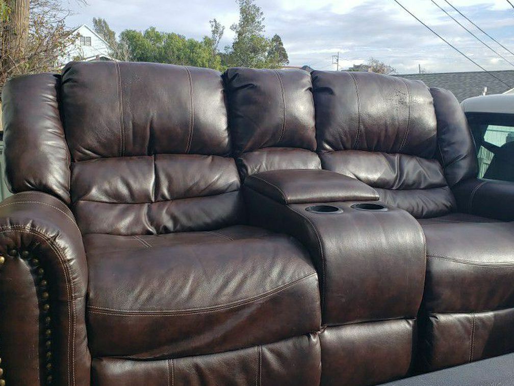 2 Very Nice Leather Couches (2 Seat And 3 Seat Couch)