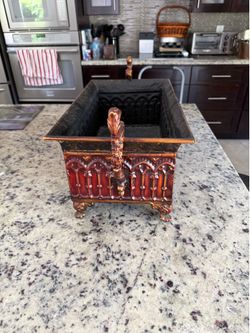 eDecor Chateau Edgewater Gothic Style Metal Planter