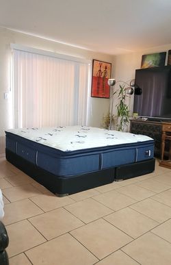 VERY NICE LIKE NEW KING SIZE STEARNS AND FOSTER PILLOWTOP MATTRESS AND BOXSPRINGS FOR SALE! IN GREAT CONDITION, FREE DELIVERY
