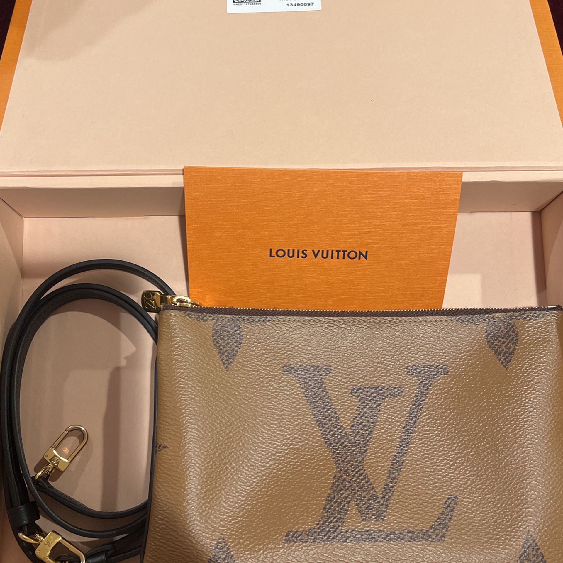 Louis Vuitton DOUBLE ZIP POCHETTE Crossbody for Sale in San Fernando, CA -  OfferUp