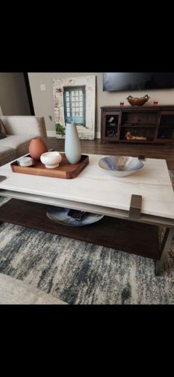 Beautiful coffee table and matching end tables!