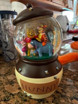 Disney Store Winnie the Pooh Hunny Pot 7.5" Snow Globe