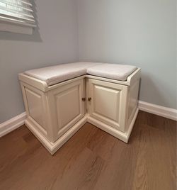 Beige/off white corner storage bench