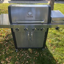 The Commercial Series™ 4-burner grill features a sleek stainless steel design and the TRU-Infrared