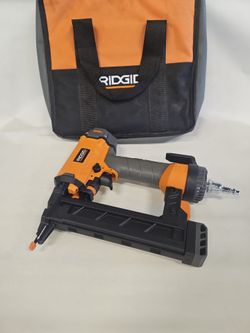 Ridgid R150SFE Pneumatic 18ga 3/8" to 1-1/2" Finish Stapler with Bag  P817446-1