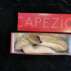 Capezio Tan Slip On Jazz Shoes (Size 7.5W)