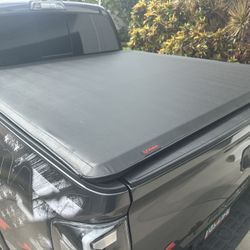 Roll Up Tonneau Cover For 5’ Tacoma Bed Only 6 Months Old